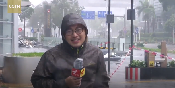 Video: Phóng viên đưa tin bão MANGKHUT hoảng hồn khi tường kính nhà cao tầng rơi ngay phía sau