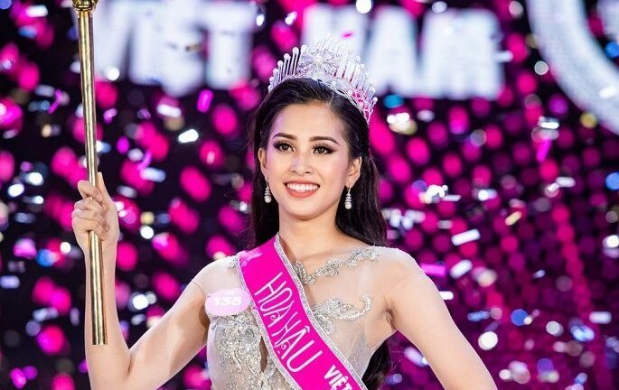 Ngồi trước màn hình tivi, cha ruột Trần Tiểu Vy bật khóc phút con gái đăng quang