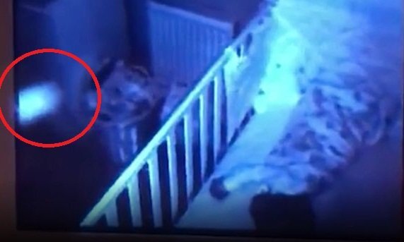 Clip: Kiểm tra camera, bố phát hiện bóng trắng kỳ quái trong phòng ngủ con gái