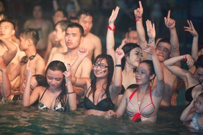 7 người chết tại lễ hội âm nhạc: Xe cấp cứu ùn ùn kéo vào, người chen người nháo nhác tháo chạy