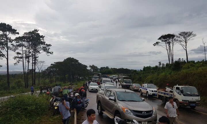 Đắk Lắk: Xe tải lật nghiêng, hàng trăm phương tiện tắc cứng trên đường Hồ Chí Minh