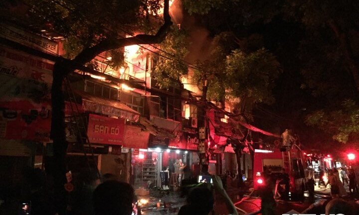 Video: Toàn cảnh đám cháy lớn thiêu rụi nhiều ngôi nhà gần Bệnh viện Nhi Hà Nội