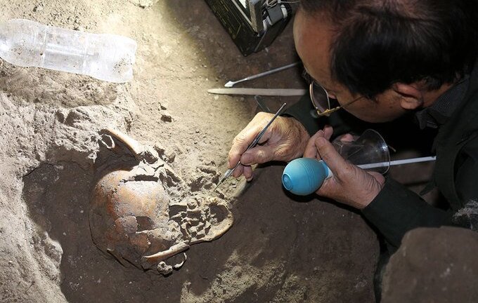 Clip: Cận cảnh những di vật trong hang núi lửa có xương người tiền sử ở Việt Nam