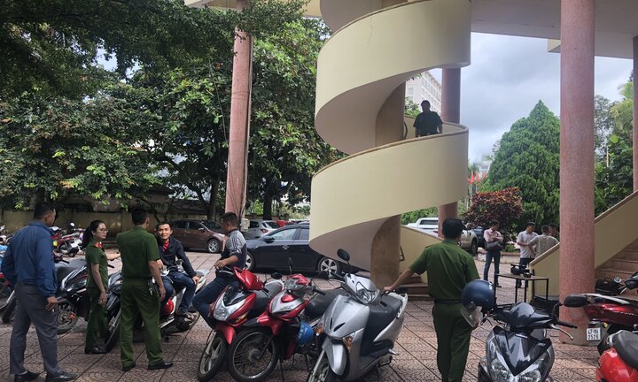 Nam thanh niên chết dưới chân cầu thang nhà văn hóa Đắk Lắk
