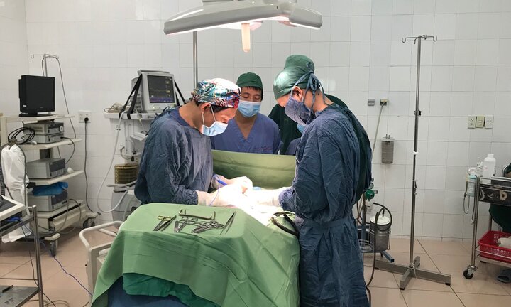 Phẫu thuật cứu bé sơ sinh liên tục ọc ra sữa vì khối u 'to như trái mận'