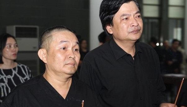 Xuân Hinh cùng dàn diễn viên Táo quân thẫn thờ tiễn đưa 'trùm hài Tết đất Bắc'