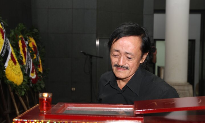 Video: Nhiều nghệ sĩ rơi nước mắt tiễn đưa 'ông trùm' phim hài Tết về miền cực lạc