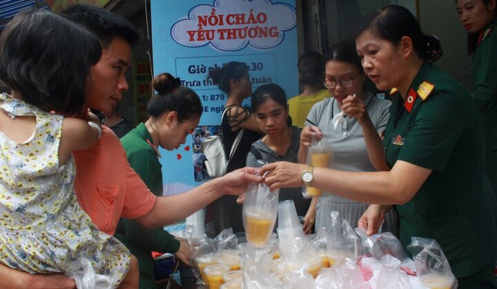 Cháy lớn gần Bệnh viện Nhi Trung ương: Những chuyến hàng từ thiện ấm lòng người trong cơn hoạn nạn