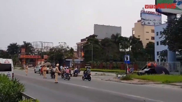 Video: Thót tim những pha CSGT lao ra giữa cao tốc chặn xe vi phạm