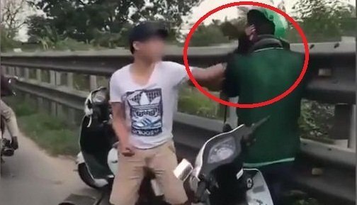 Xi nhan phải nhưng rẽ trái, tài xế GrabBike bị hành hung