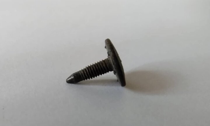 Gắp ốc vít hoen gỉ trong mũi bé trai 3 tuổi