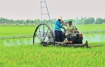Nông dân chế tạo máy đào, vét mương không người lái