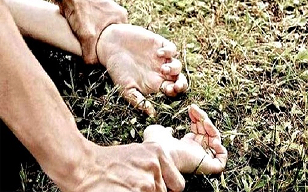 Chở bạn gái về nhà, dùng vũ lực ép quan hệ tình dục