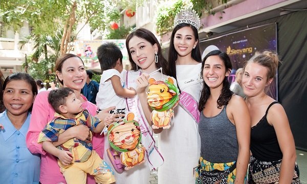 Top 3 Hoa hậu Việt Nam 2018 giản dị mang trung thu sớm đến trẻ em mồ côi