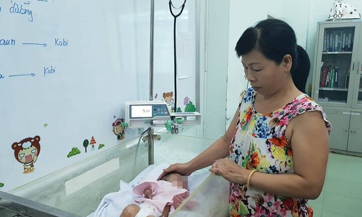Cứu sống bé sơ sinh bị nhiễm trùng nặng bằng nước muối và đặt máy áp lực âm
