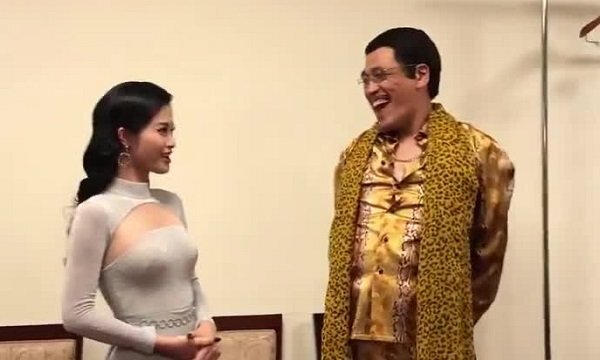 Đông Nhi ngượng ngùng đỏ mặt khi được chủ nhân hit ‘PPAP’ tỏ tình
