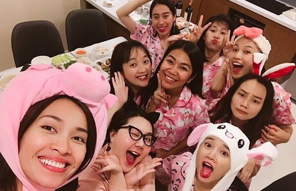 Cận kề ngày cưới, Nhã Phương cực đáng yêu, quậy hết mình trong tiệc độc thân