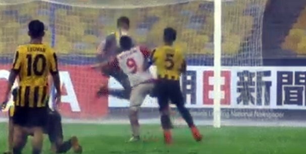 Video: Thủ thành U16 Malaysia tung cước, đạp gục tiền đạo Tajikistan
