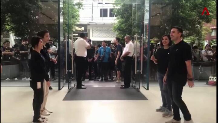 Clip: Hàng trăm người ùa vào Apple Store Singapore mua iPhone XS
