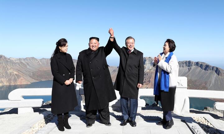 Ông Moon Jae-in chia sẻ quà ông Kim Jong-un tặng cho 4.000 người Hàn Quốc