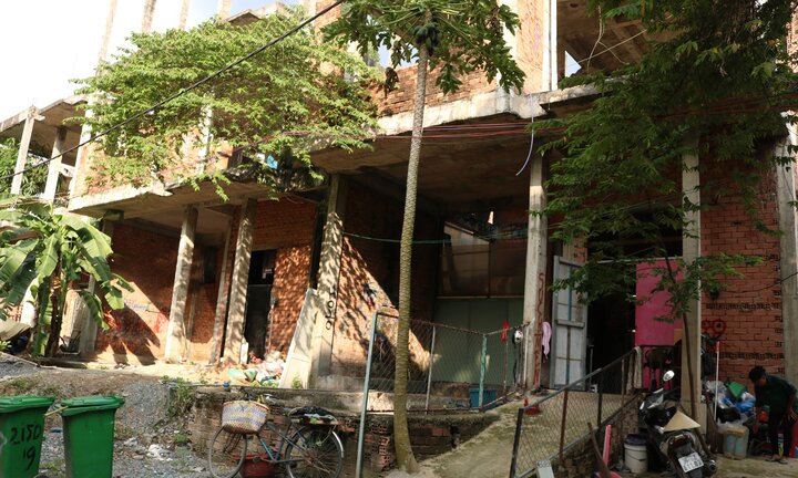 Dãy biệt thự bỏ hoang 10 năm giữa khu nhà giàu ở TP.HCM