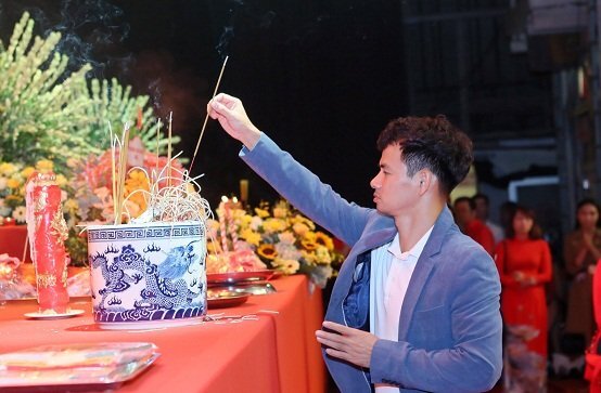 Xuân Bắc, Tự Long thành kính dâng hương trong lễ giỗ Tổ nghề sân khấu