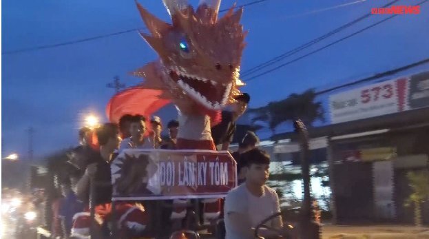 Video: Đội quân quái thú xuống phố nhảy múa tưng bừng gần Trung thu