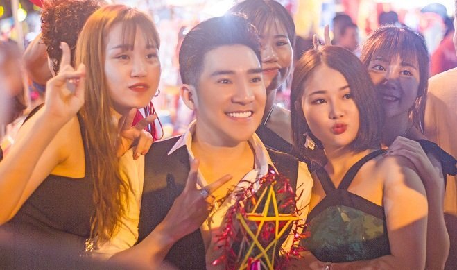 Ra phố Hàng Mã đón trung thu sớm, Quang Hà bị khán giả quây kín