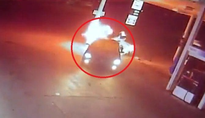 Clip: Cây xăng đóng cửa, khách hàng lùi ô tô đâm trụ xăng bốc cháy