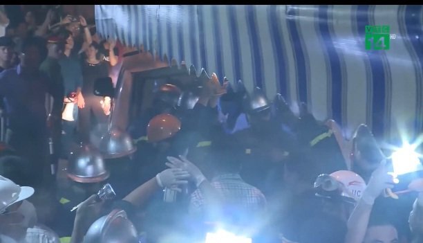 Clip: Toàn cảnh phát hiện 2 thi thể vợ chồng chăm con sinh non chết cháy ở Đê La Thành