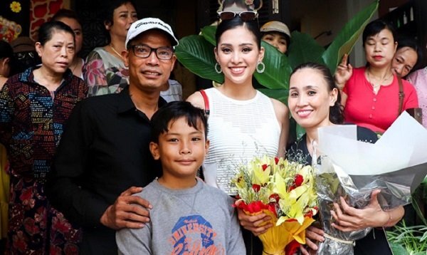 Gia đình Hoa hậu Tiểu Vy từng khó khăn, nay kinh doanh mặt phố đắt đỏ