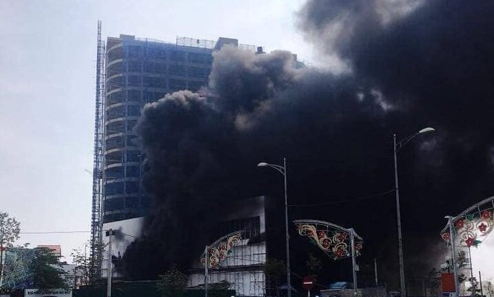 Cháy lớn trung tâm thương mại cao nhất TP Yên Bái