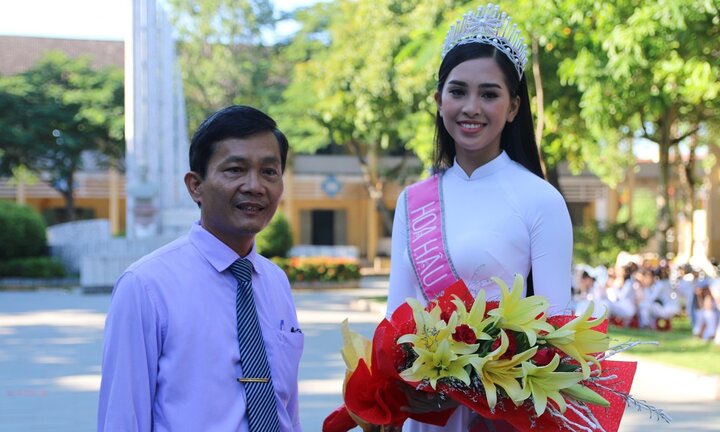 Hoa hậu Việt Nam 2018 Trần Tiểu Vy xúc động trong giây phút về lại mái trường xưa