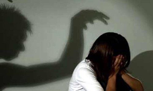 Đang ở cùng bố đẻ, bé gái kêu cứu với vết cắt ở cổ và mặt