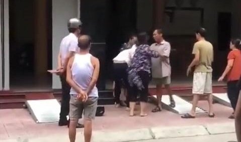 Mẹ chồng đi đánh ghen cùng con dâu, được dân mạng gọi là 'mẹ chồng quốc dân'