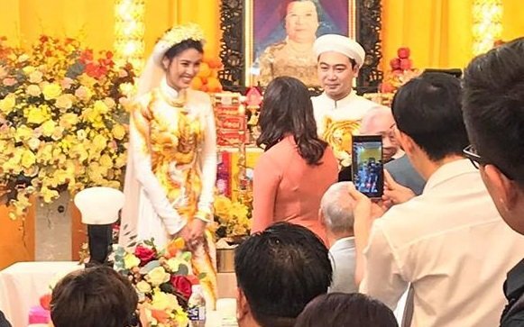 Lan Khuê diện áo dài, rạng rỡ bên đại gia John Tuấn Nguyễn trong lễ ăn hỏi