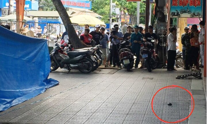 Phong toả vật nghi lựu đạn đặt trước cửa đại lý xe máy ở Huế