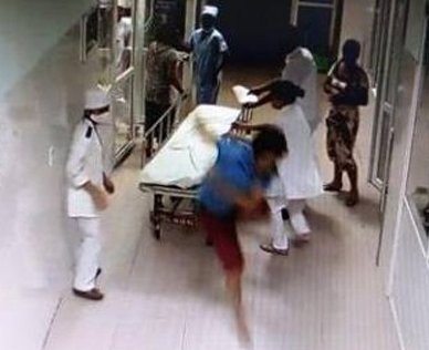 Điều dưỡng ở Cà Mau bị người nhà bệnh nhân đánh bể đầu