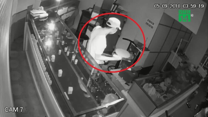 Bị trộm cả tỷ đồng, chủ tiệm vàng Hà Tĩnh treo thưởng 50 triệu đồng cho người báo tin