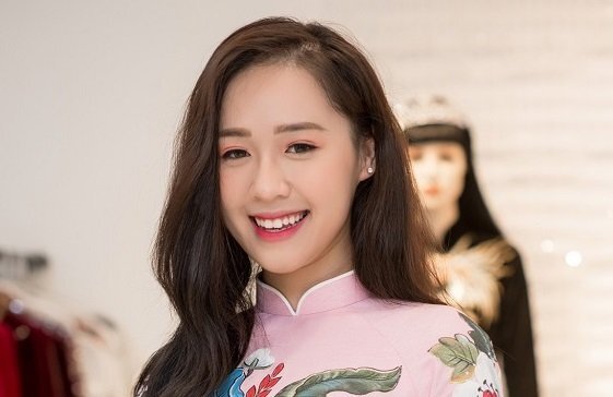 Nữ sinh tặng hoa Tổng thống Trump xinh đẹp trong tà áo dài họa tiết độc đáo