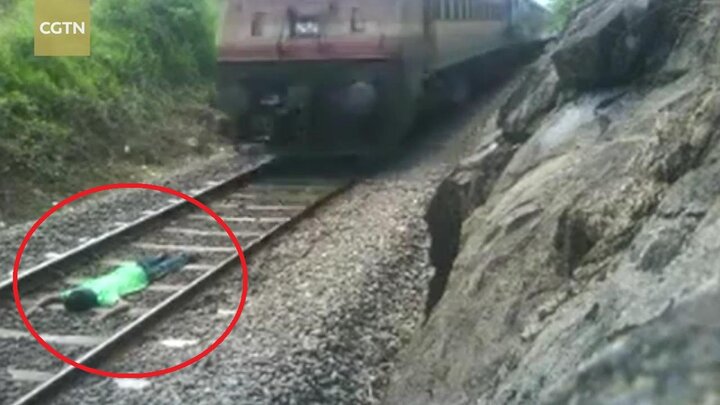 Clip: Nam thanh niên liều chết nằm dưới đường ray cho tàu chạy qua