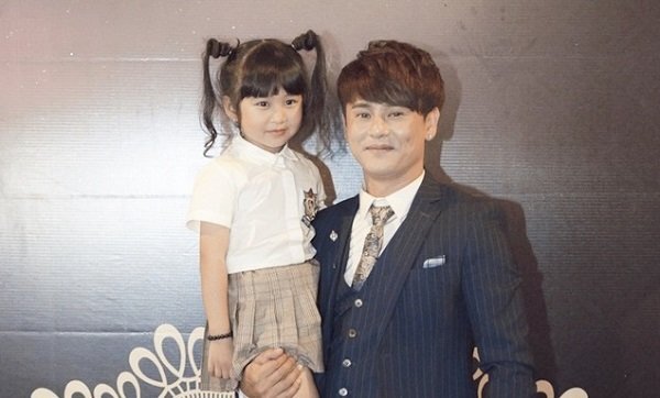 Ưng Đại Vệ hạnh phúc đón tuổi mới bên cạnh bạn bè và con gái cưng