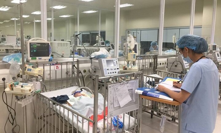 Con trai vợ chồng chết trong đám cháy ở xóm trọ ông Hiệp 'khùng' bị viêm phổi mãn tính, đang phải thở máy