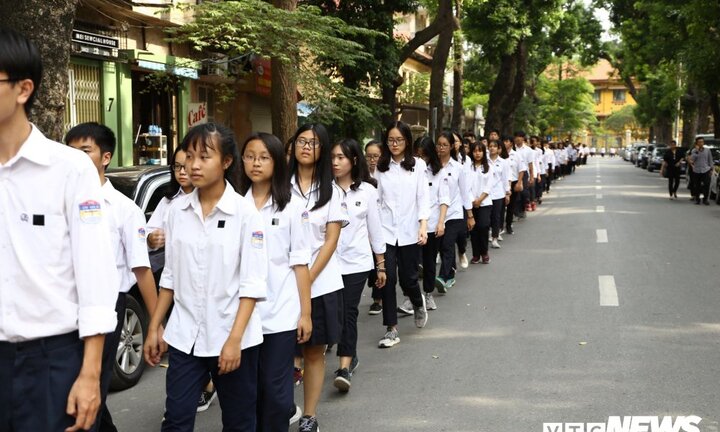 Video: Hàng trăm học sinh xếp hàng viếng cố Chủ tịch nước Trần Đại Quang