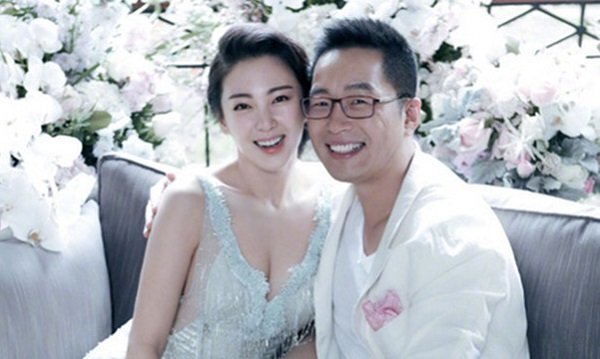 'Mỹ nhân ngư' Trương Vũ Kỳ xích mích, dùng dao tấn công chồng