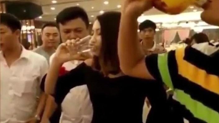 Bị khách nam chuốc rượu trong đám cưới, phù dâu đột tử
