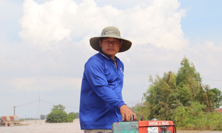 Người lái đò thầm lặng, bỏ việc đưa trẻ em vùng rốn lũ Đồng Tháp đến trường