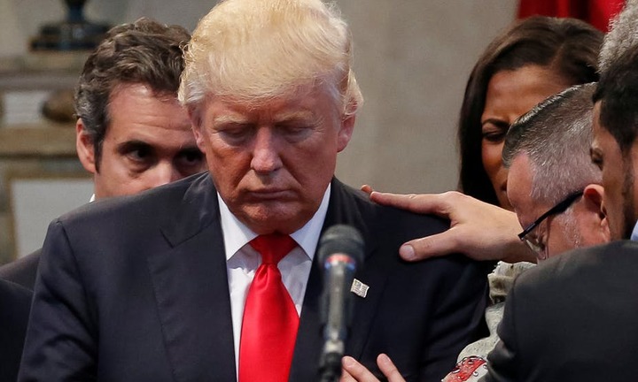 Sóng gió liên tiếp ập đến với Tổng thống Trump vào thời điểm quan trọng