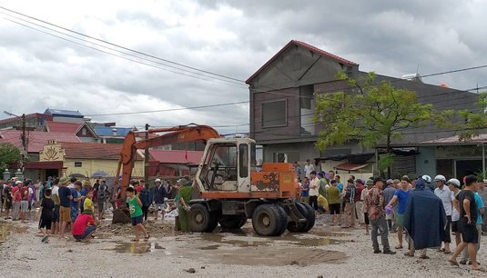 Tài xế taxi bị cuốn vào cống nước, mất tích ở Hải Phòng