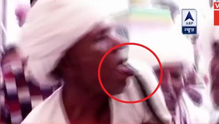 Người đàn ông liều mạng cho rắn hổ mang cắn vào lưỡi vì lý do không ngờ